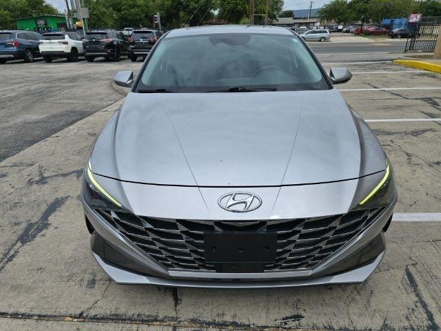 Hyundai Elantra  2021