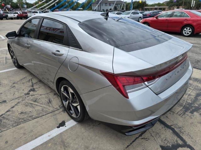 Hyundai Elantra  2021