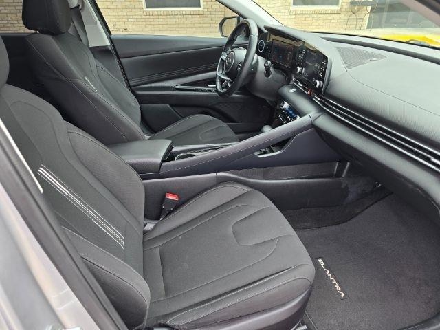 Hyundai Elantra  2021