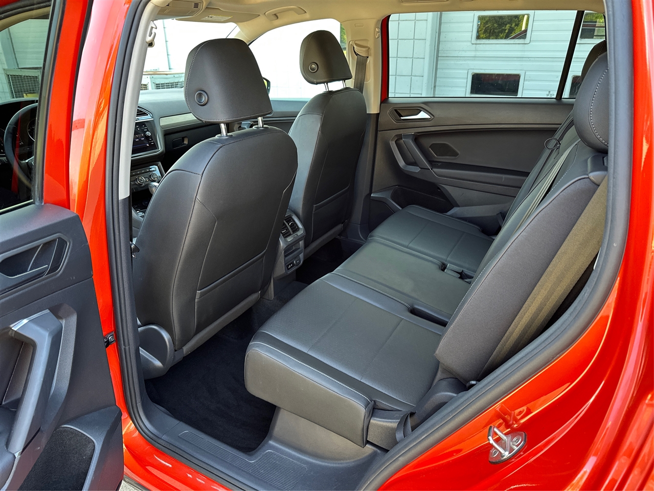 2019 Volkswagen Tiguan SEL R-Line photo 10