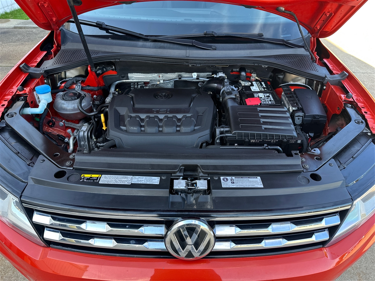 2019 Volkswagen Tiguan SEL R-Line photo 11
