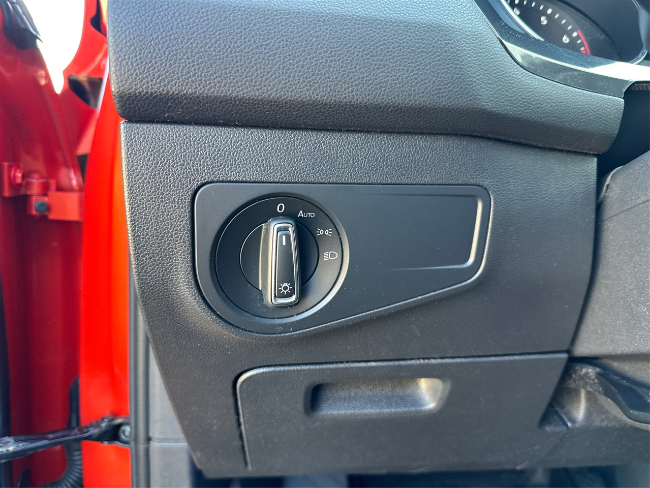 2019 Volkswagen Tiguan SEL R-Line photo 17