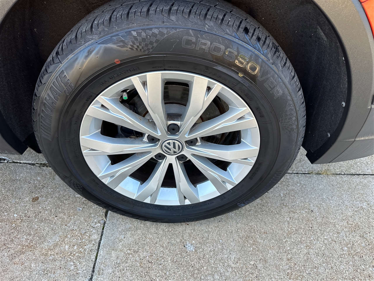 2019 Volkswagen Tiguan SEL R-Line photo 25