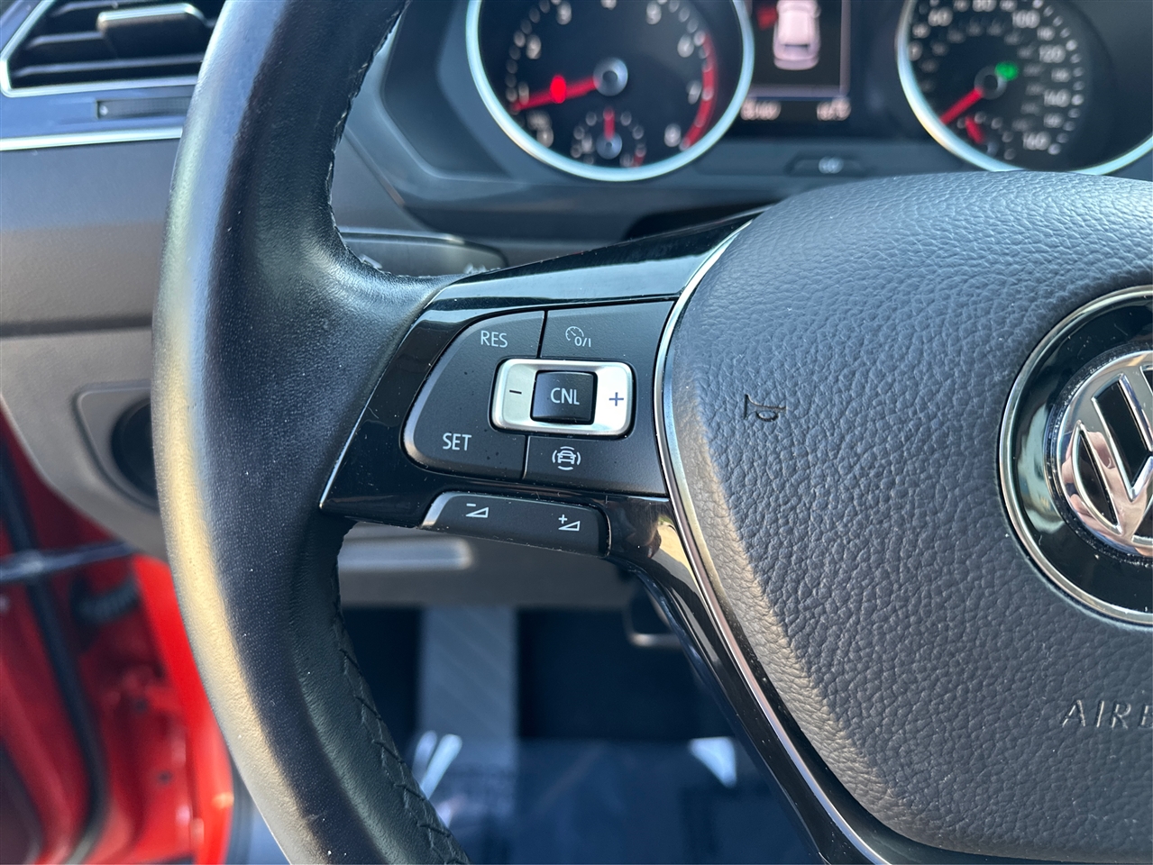 2019 Volkswagen Tiguan SEL R-Line photo 33