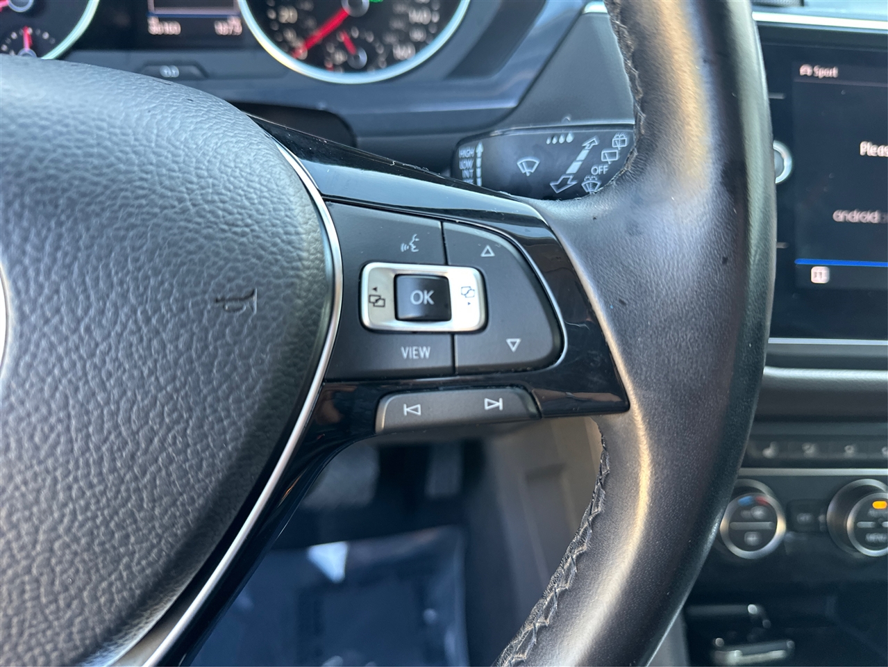 2019 Volkswagen Tiguan SEL R-Line photo 34