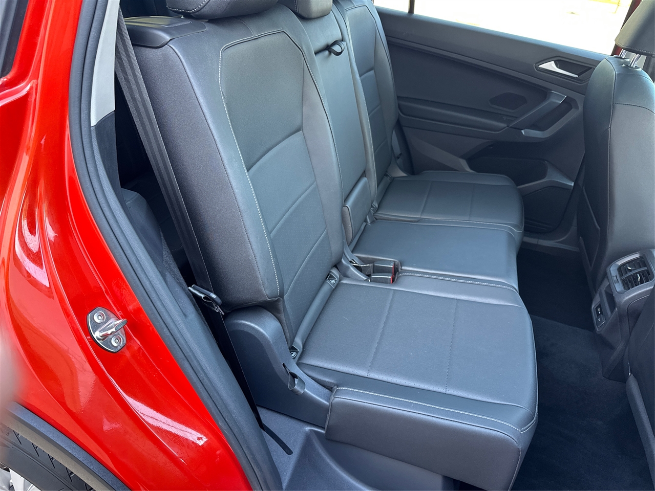 2019 Volkswagen Tiguan SEL R-Line photo 37