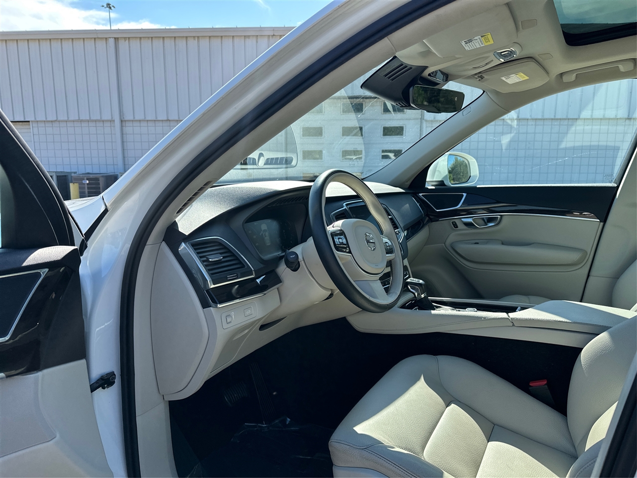 2019 Volvo XC90 T6 Momentum photo 9