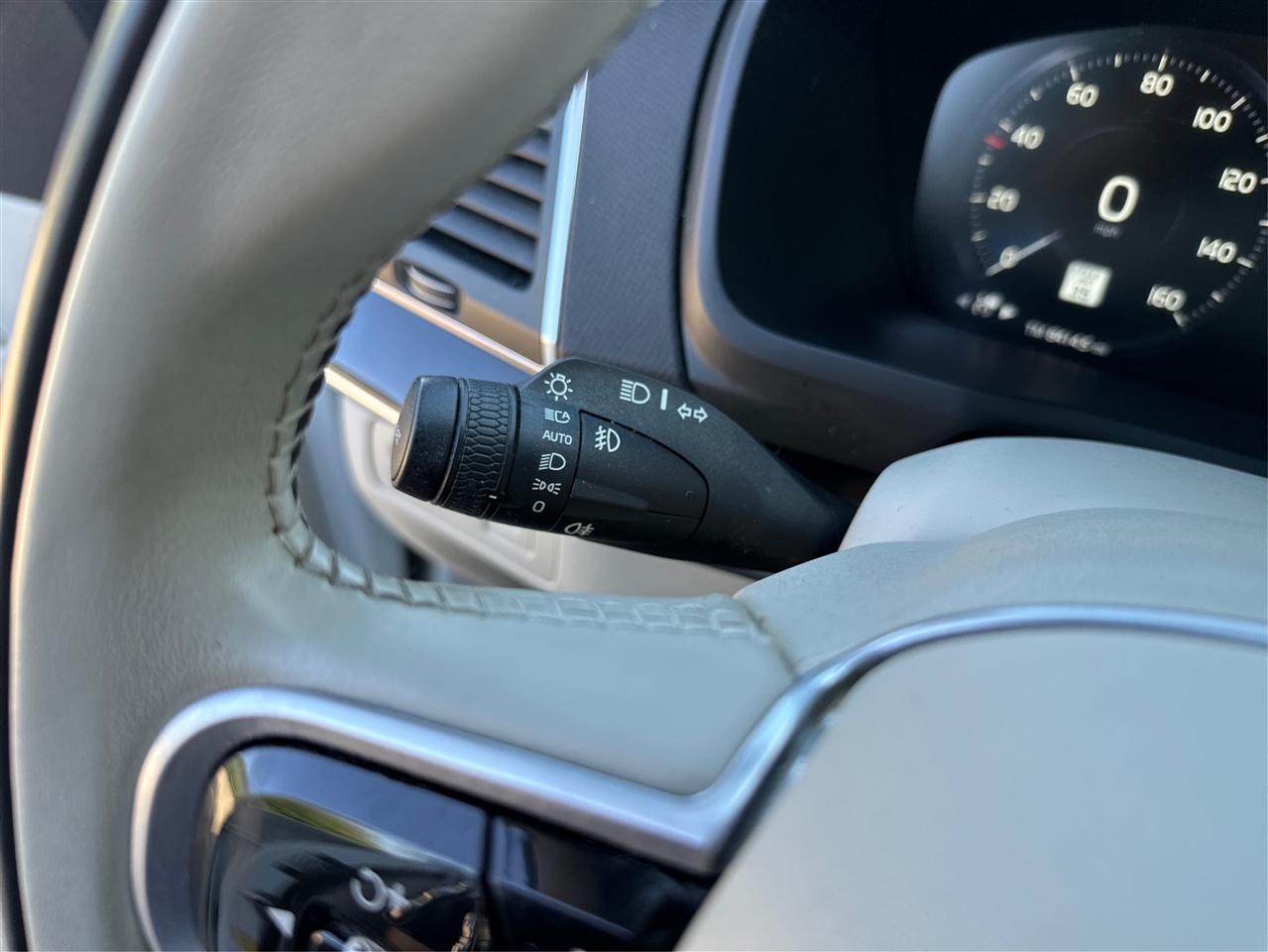 2019 Volvo XC90 T6 Momentum photo 18
