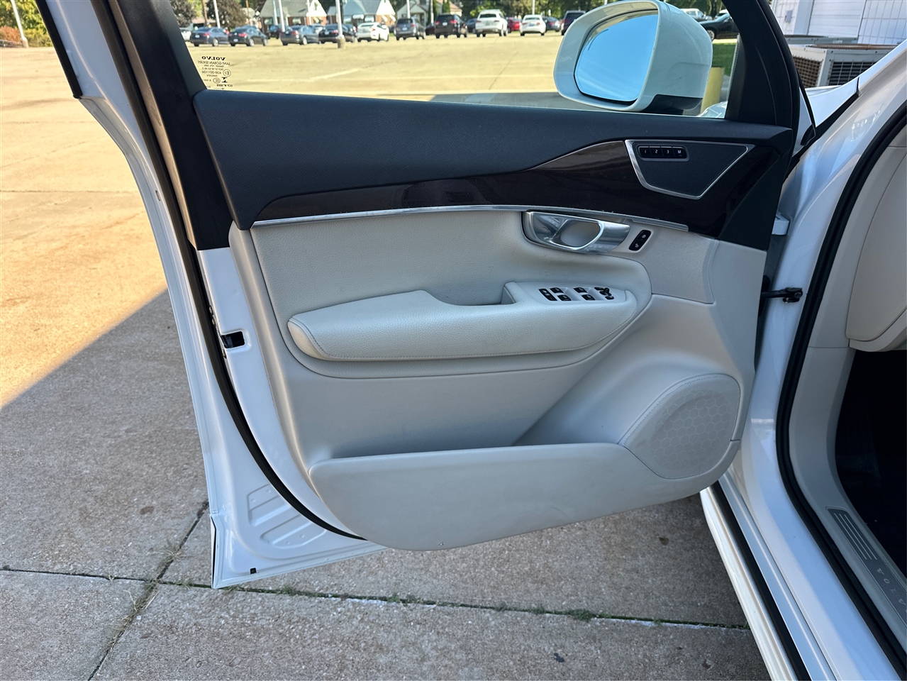 2019 Volvo XC90 T6 Momentum photo 20