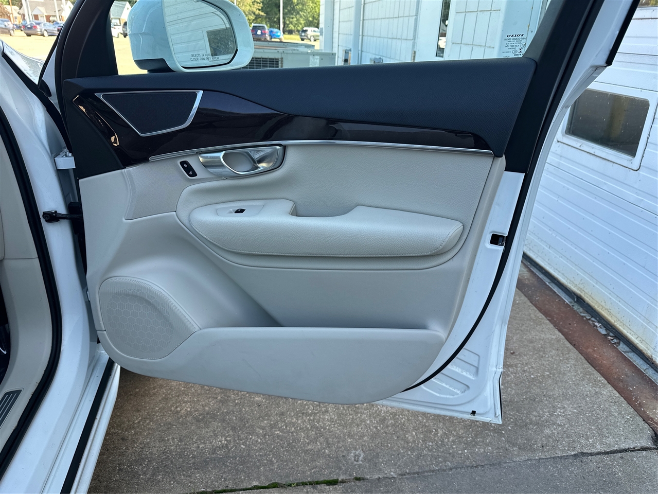 2019 Volvo XC90 T6 Momentum photo 22