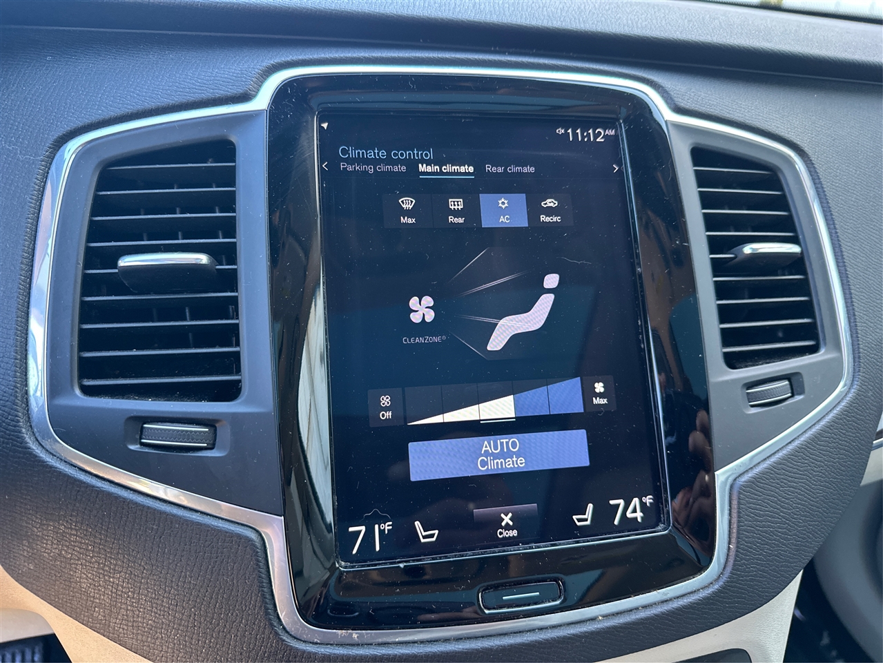 2019 Volvo XC90 T6 Momentum photo 30