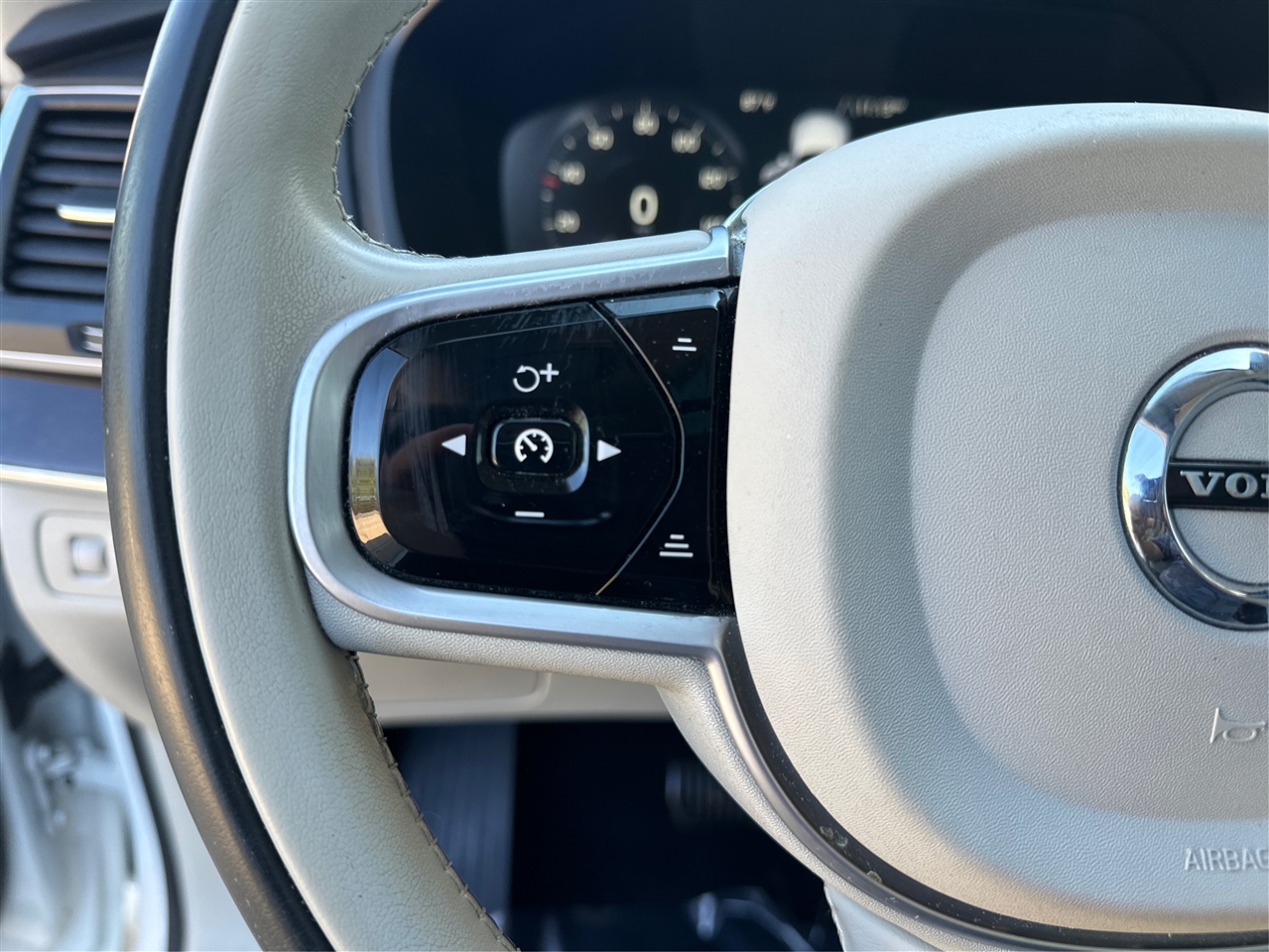 2019 Volvo XC90 T6 Momentum photo 31