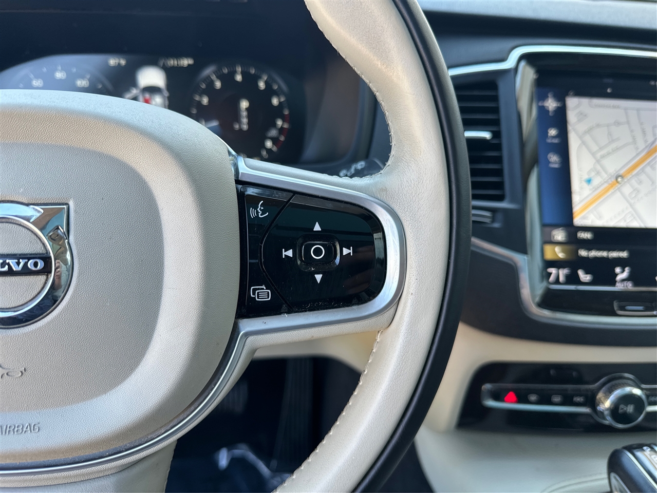 2019 Volvo XC90 T6 Momentum photo 32