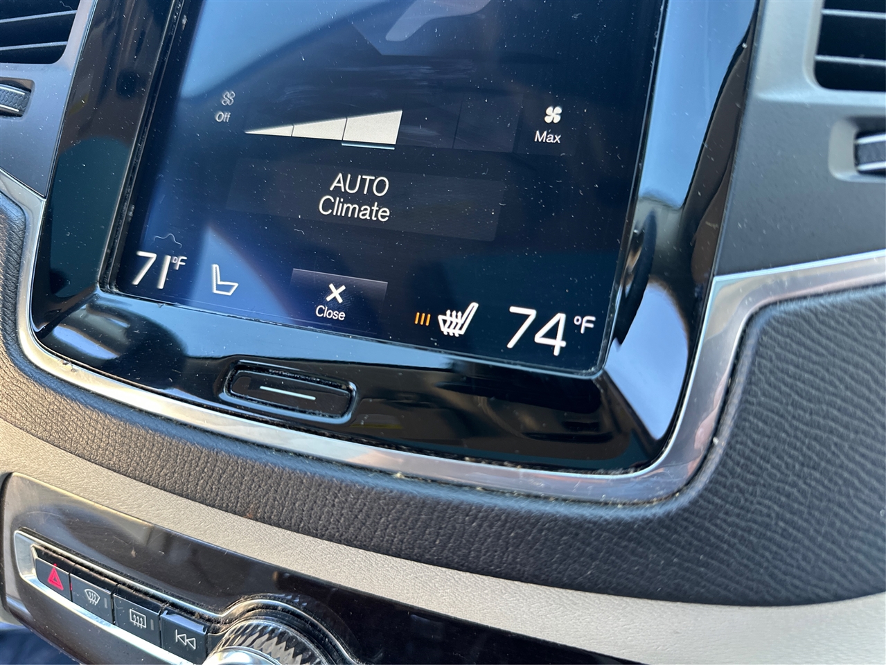 2019 Volvo XC90 T6 Momentum photo 34