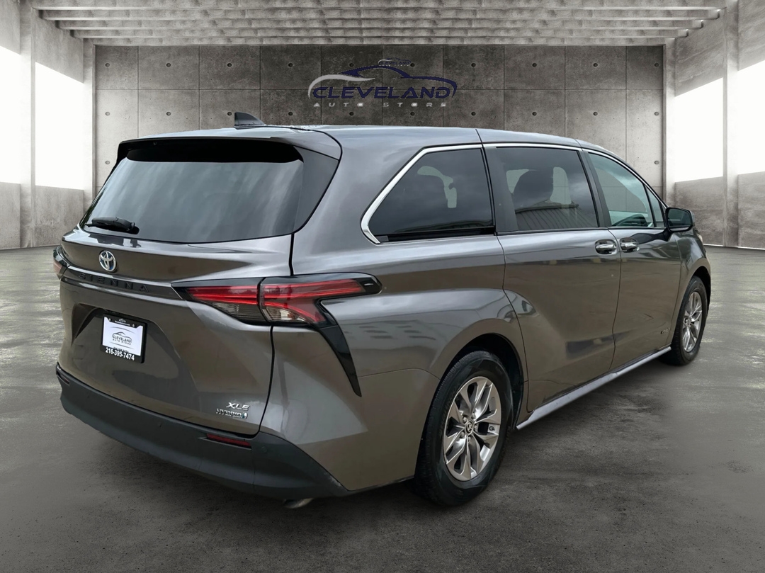 2021 Toyota Sienna XLE photo 2