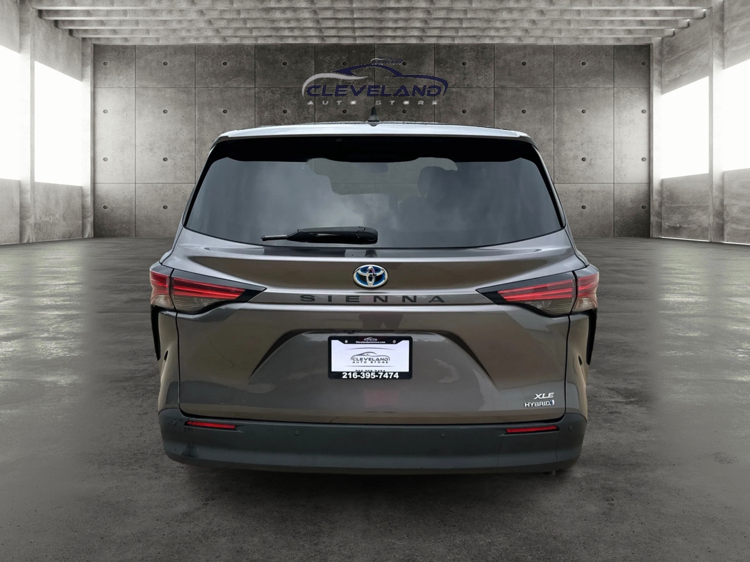 2021 Toyota Sienna XLE photo 3