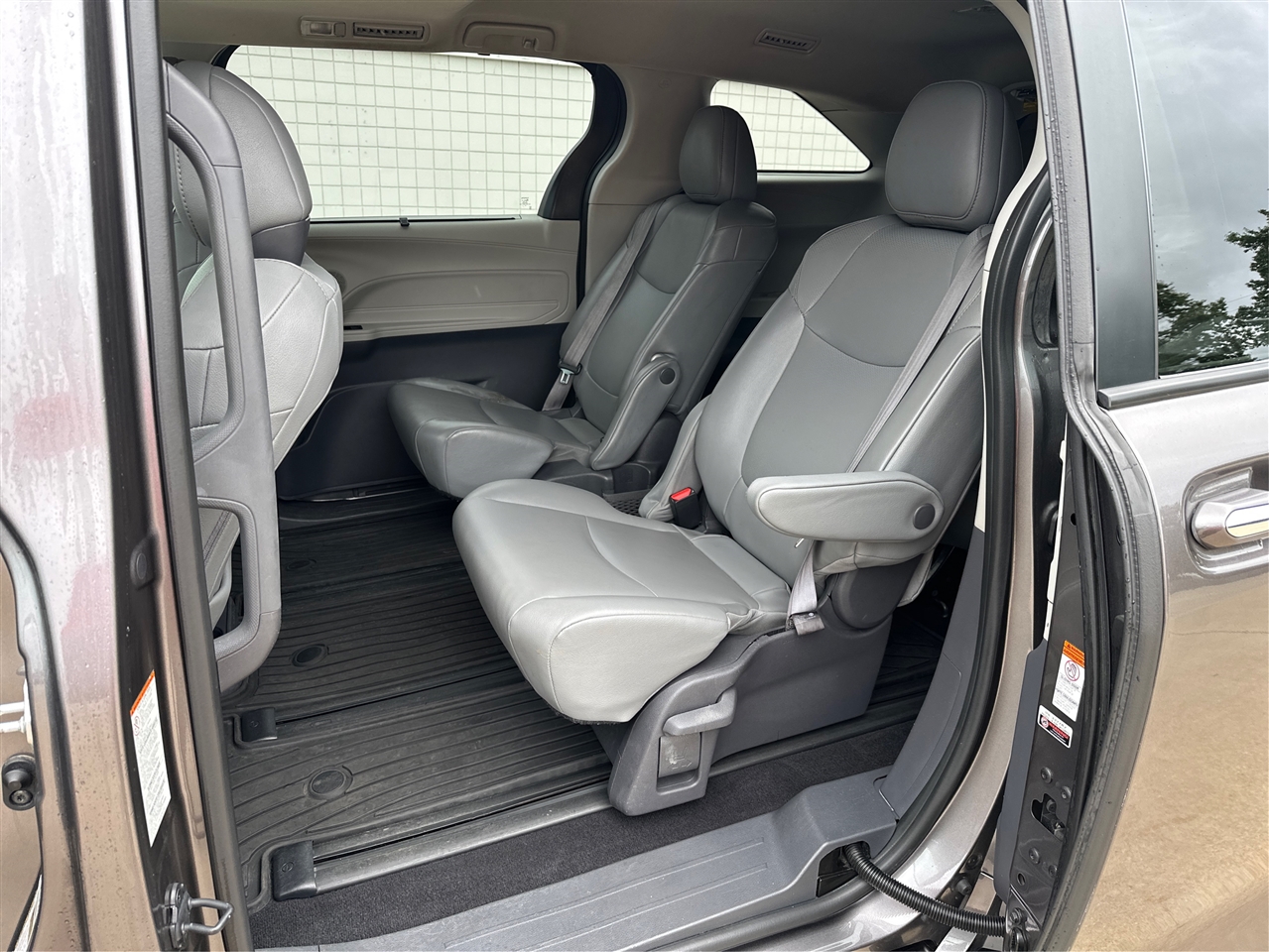 2021 Toyota Sienna XLE photo 9