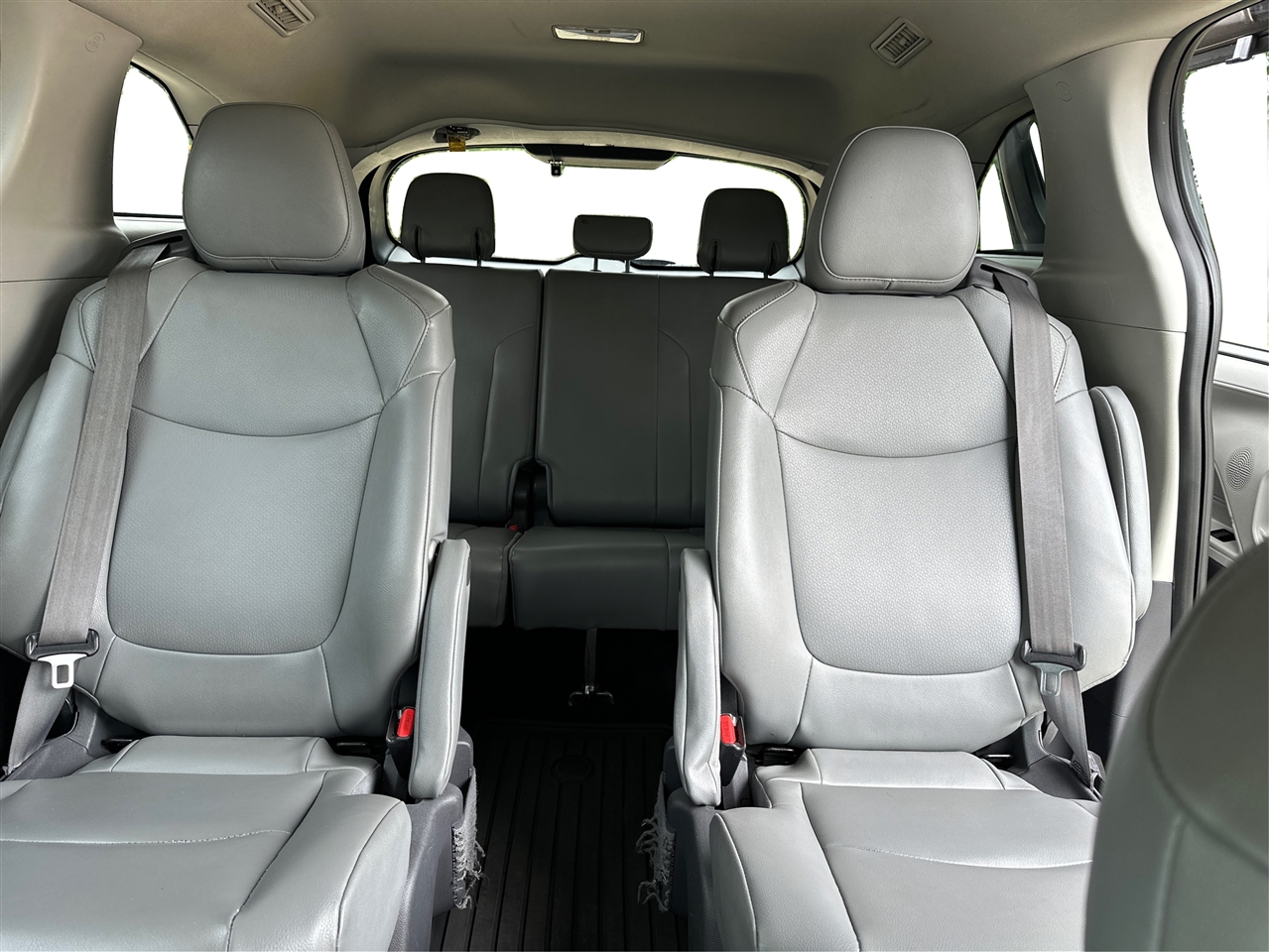 2021 Toyota Sienna XLE photo 14