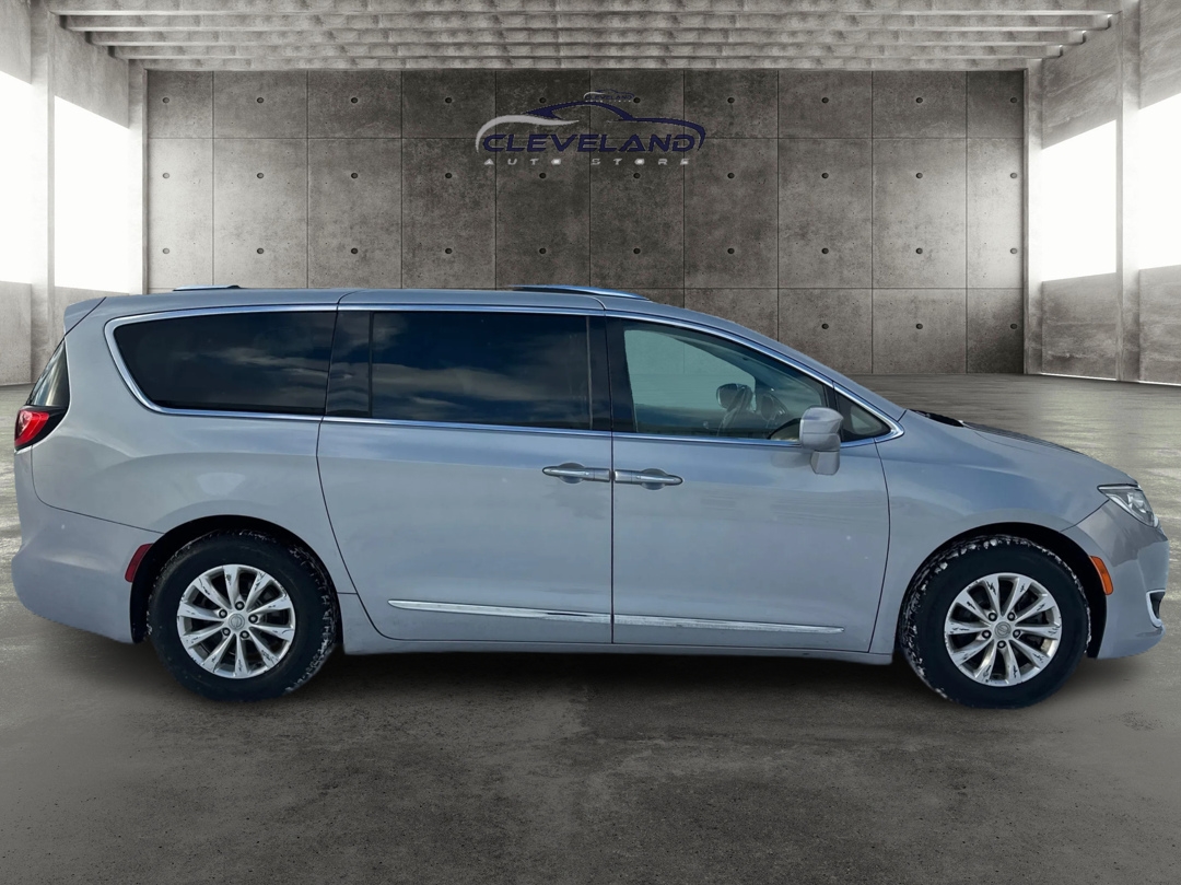 2019 Chrysler Pacifica Touring L's photo
