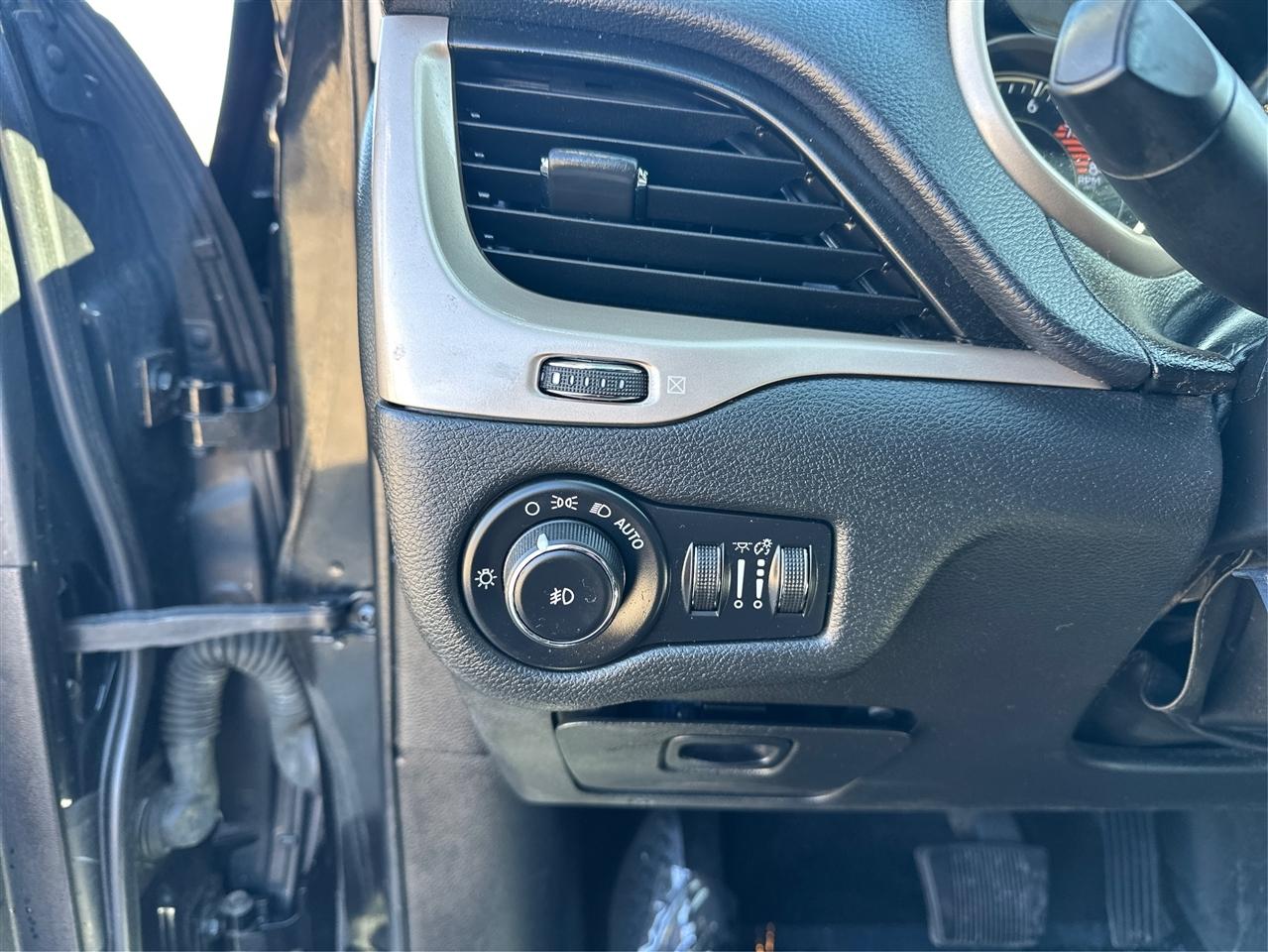2016 Jeep Cherokee Altitude - Photo 18