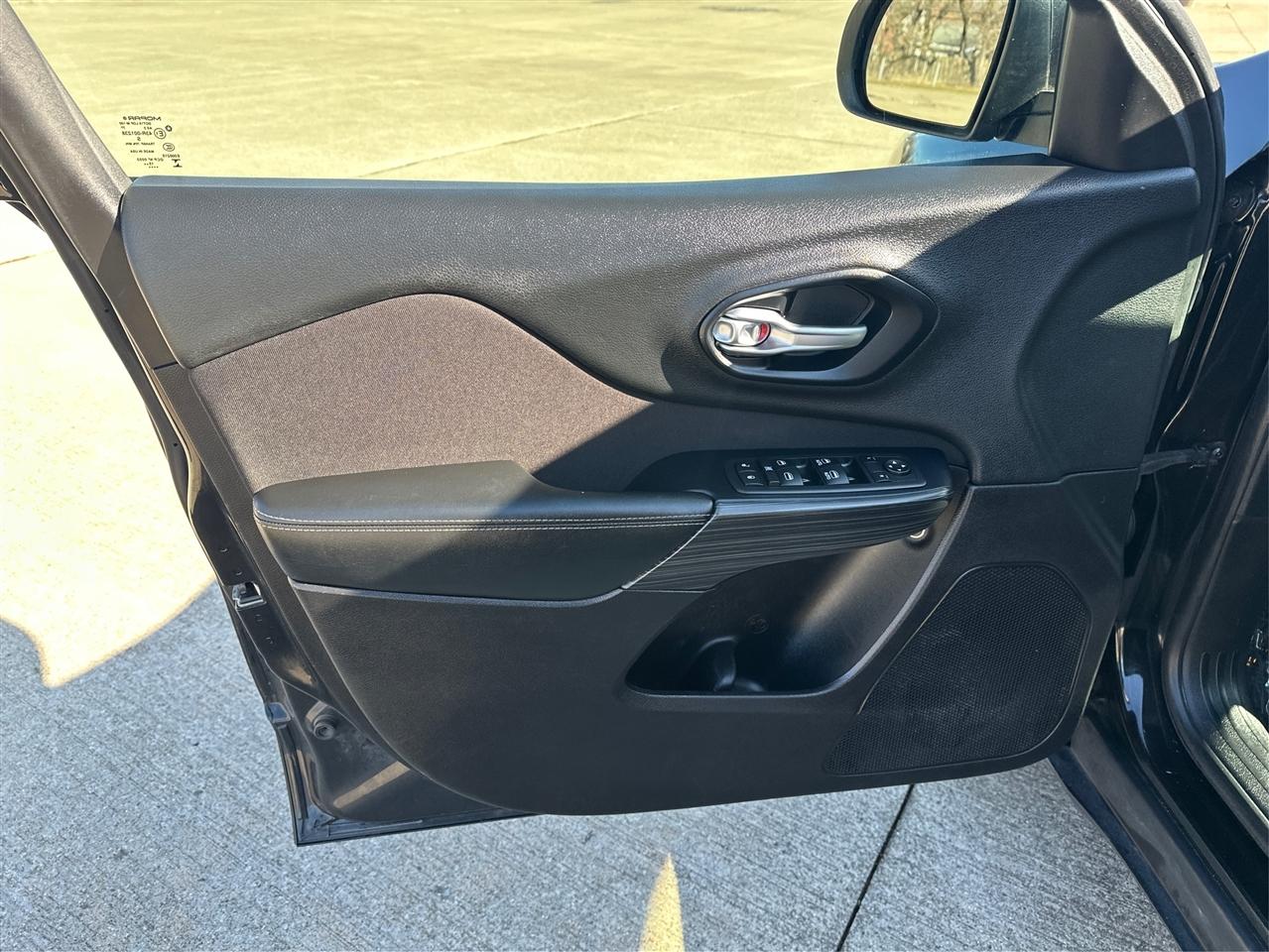 2016 Jeep Cherokee Altitude - Photo 20