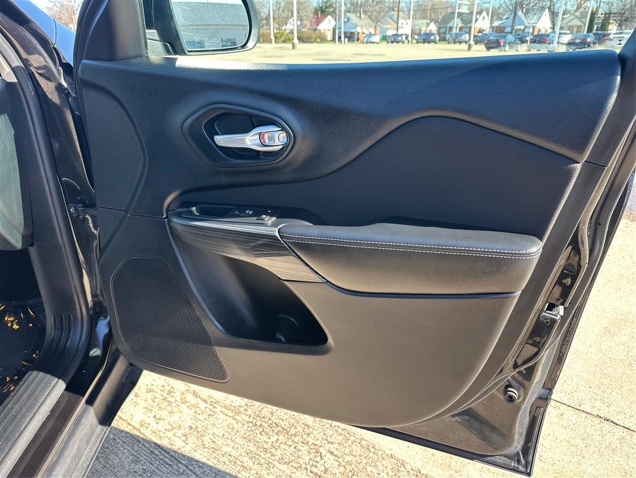 2016 Jeep Cherokee Altitude - Photo 21