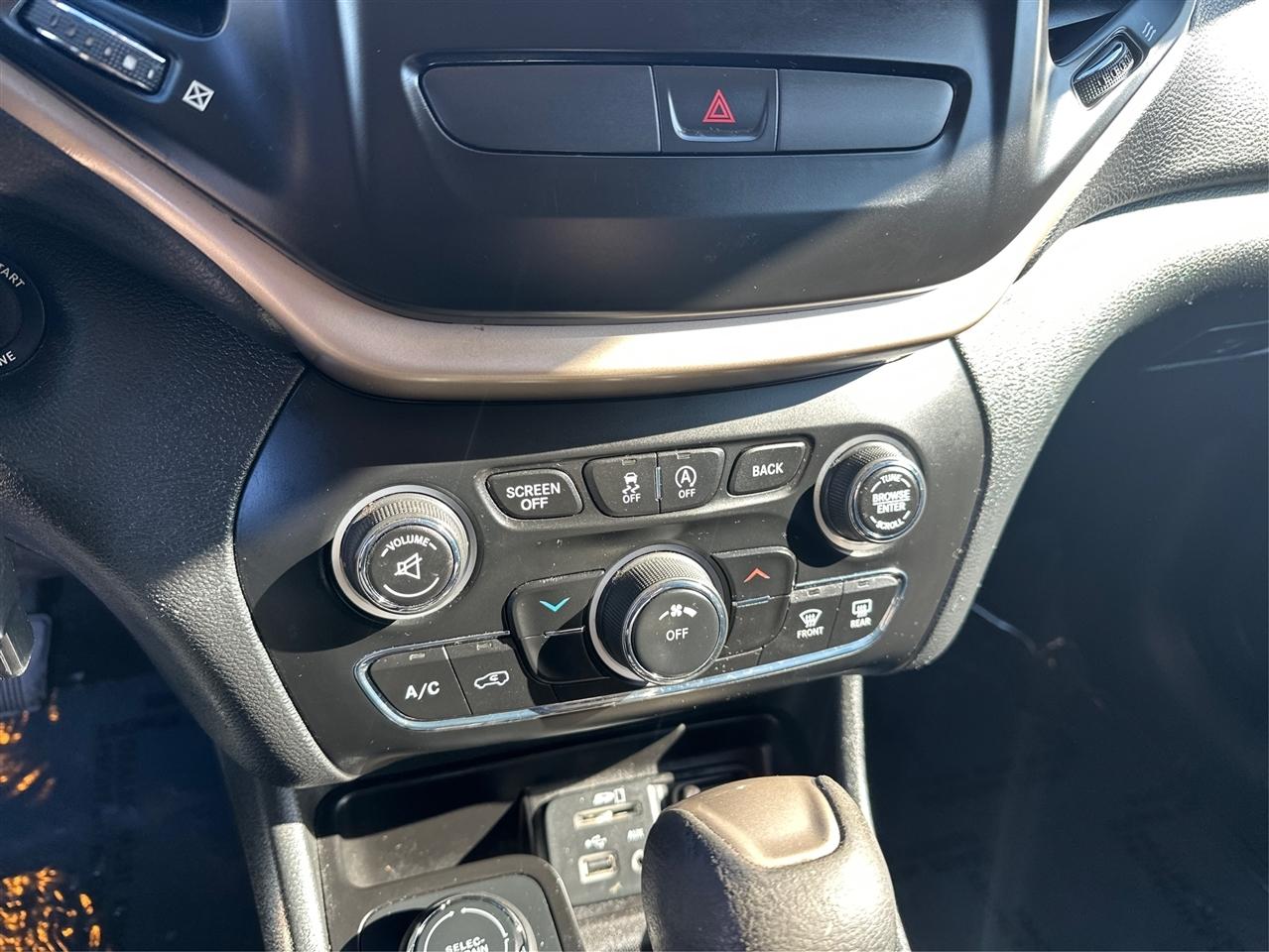 2016 Jeep Cherokee Altitude - Photo 31