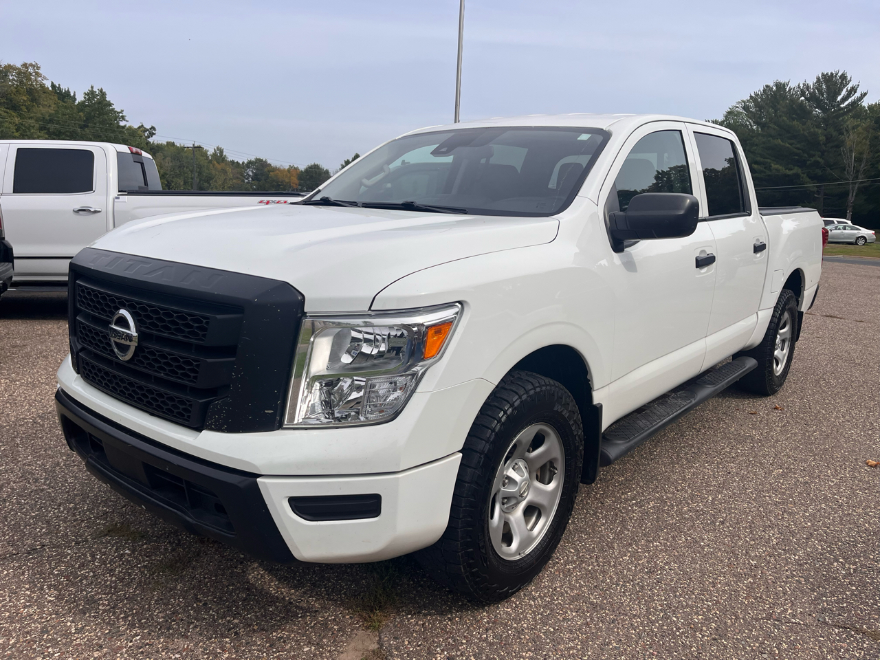 2022 Nissan Titan S Crew Cab photo 2