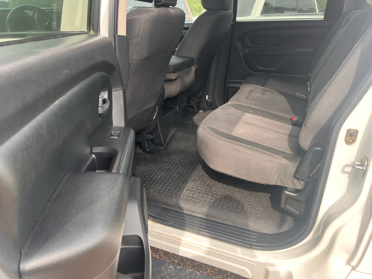 2022 Nissan Titan S Crew Cab photo 6