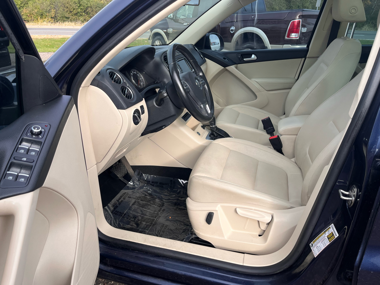 Volkswagen Tiguan 2WD 4dr Auto SE 2015 Volkswagen Tiguan 2WD 4dr Auto SE 2015