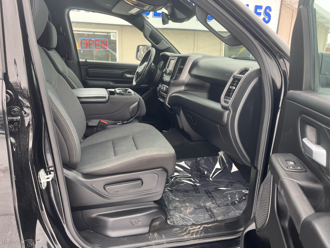 RAM 1500 4WD Quad Cab 140.5" Tradesman 2022