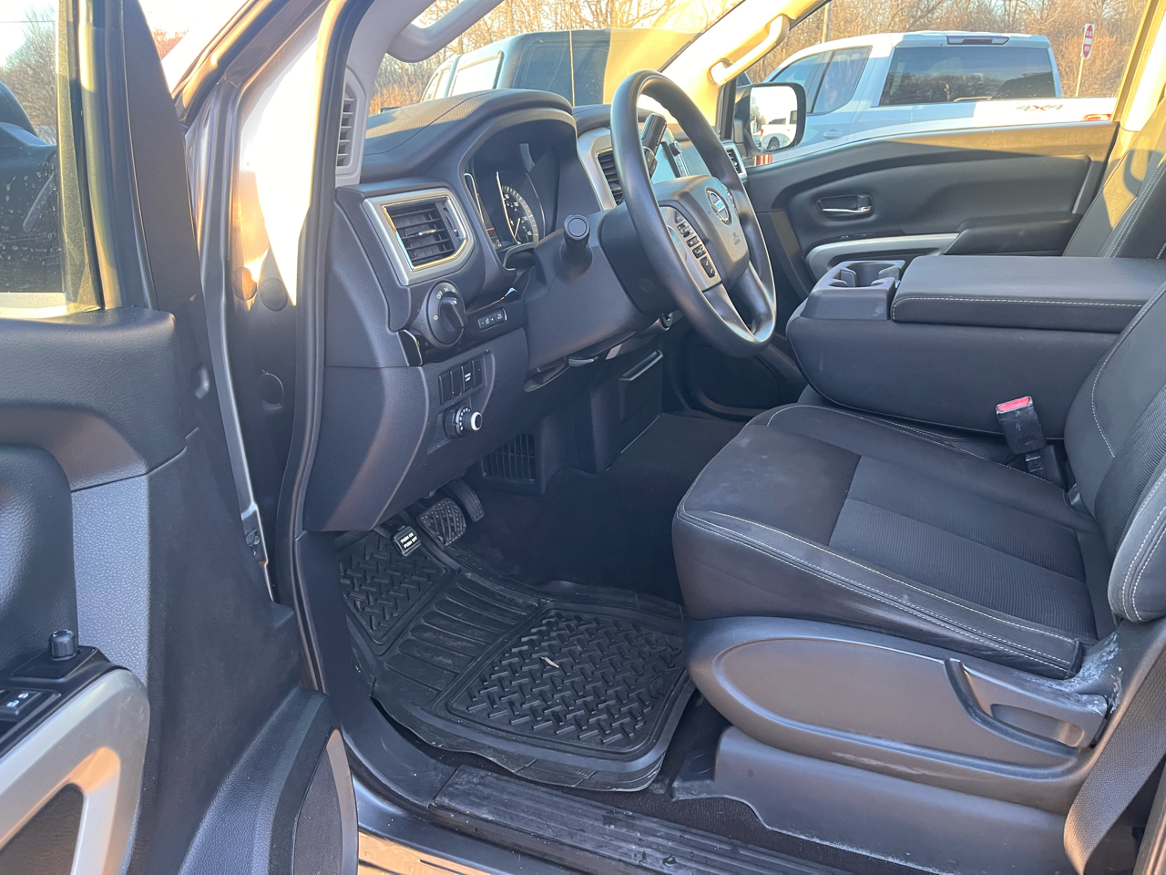 Nissan Titan 4WD Crew Cab SWB SV 2019