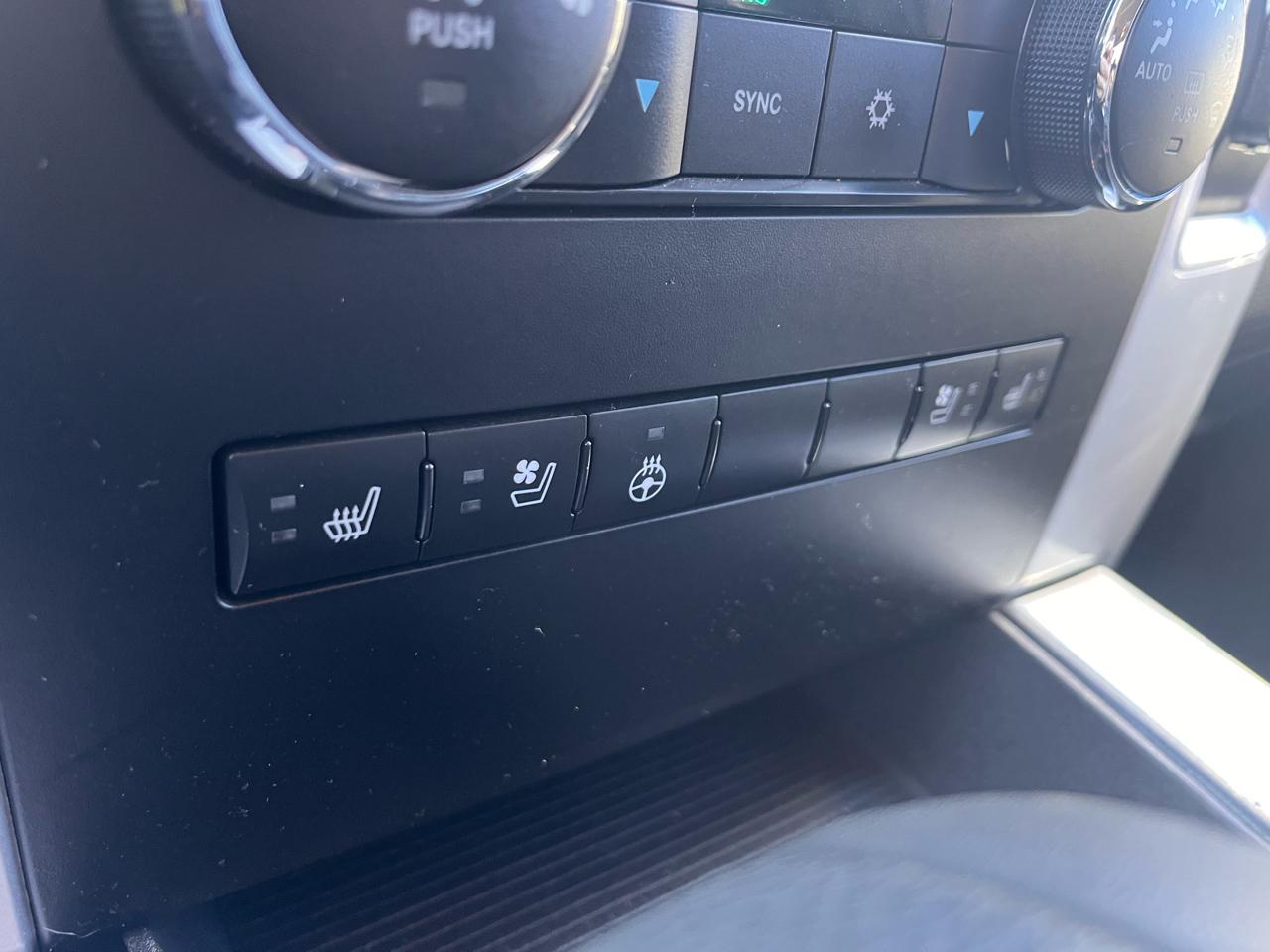 RAM 1500 4WD Crew Cab 140.5" Sport 2011