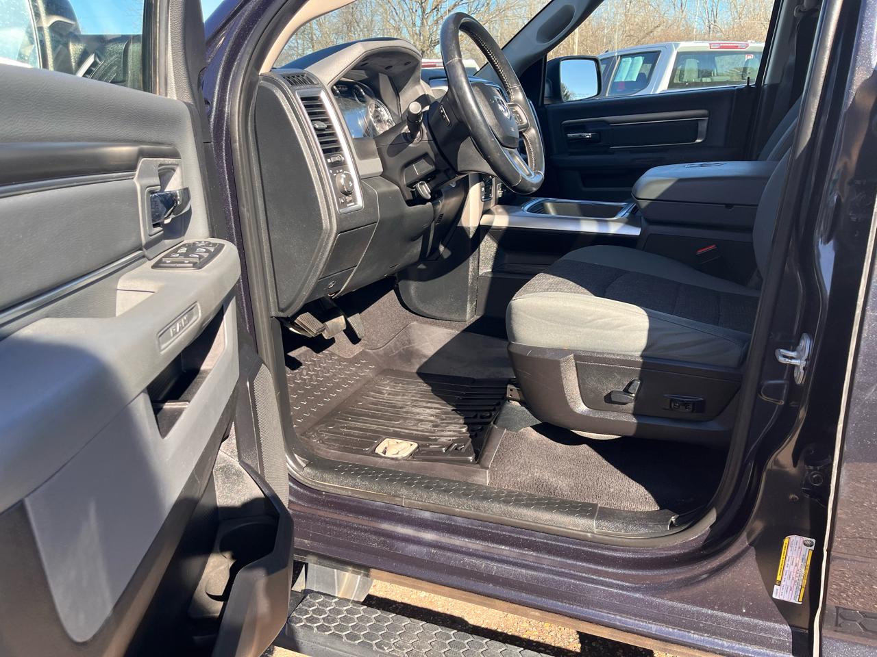 RAM 1500 4WD Quad Cab 140.5" Big Horn 2016