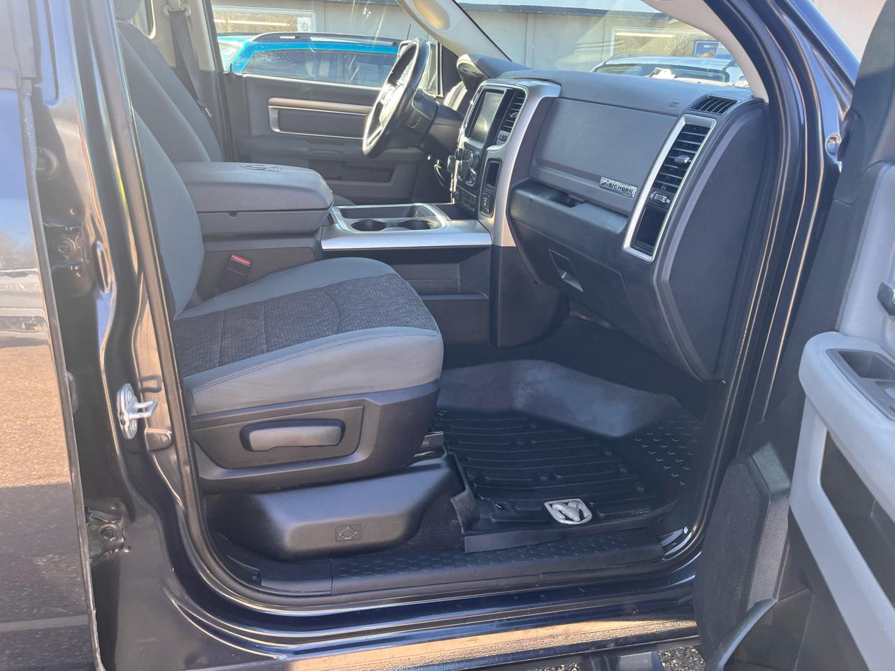 RAM 1500 4WD Quad Cab 140.5" Big Horn 2016