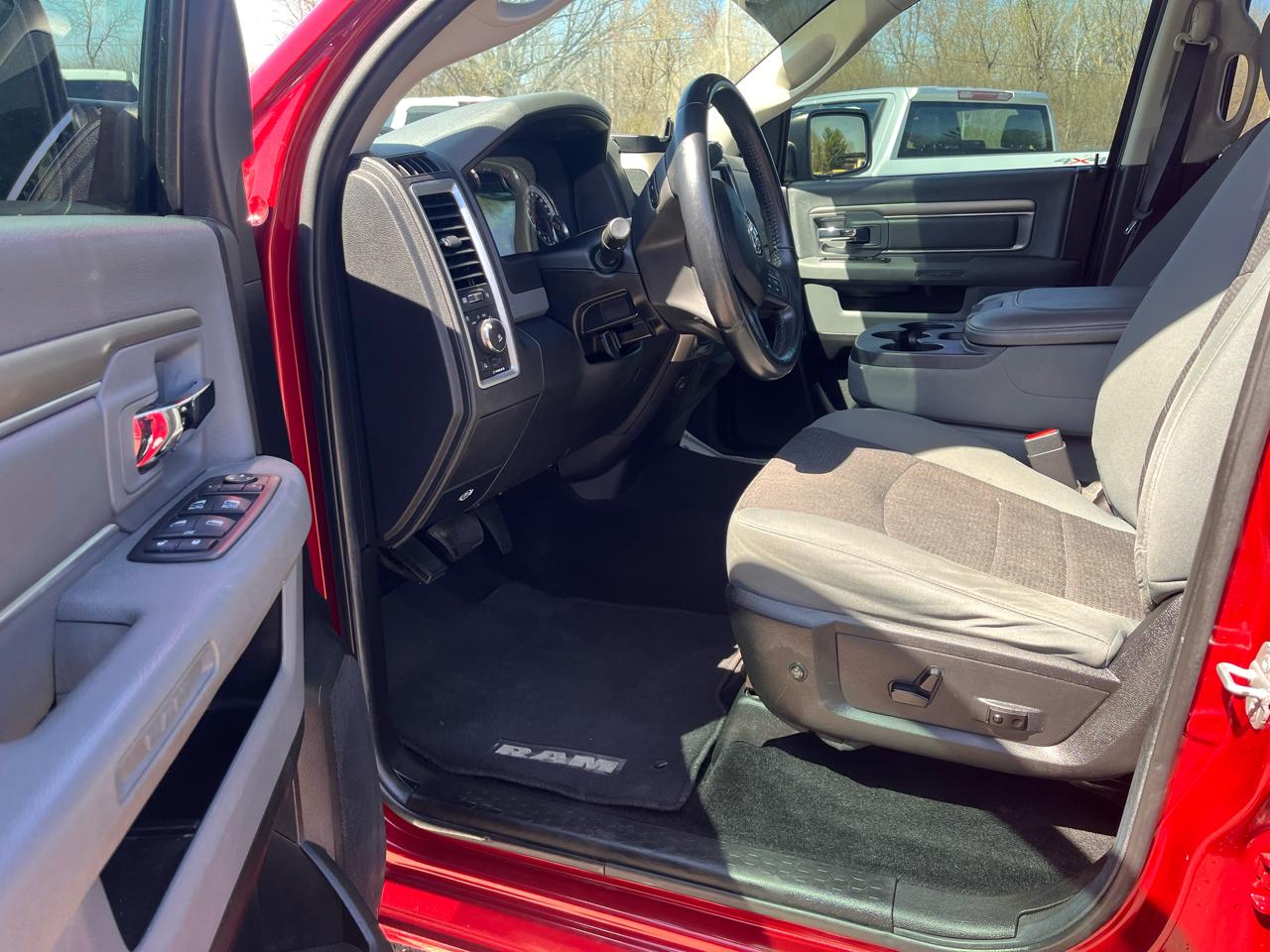 RAM 1500 4WD Crew Cab 140.5" Big Horn 2013