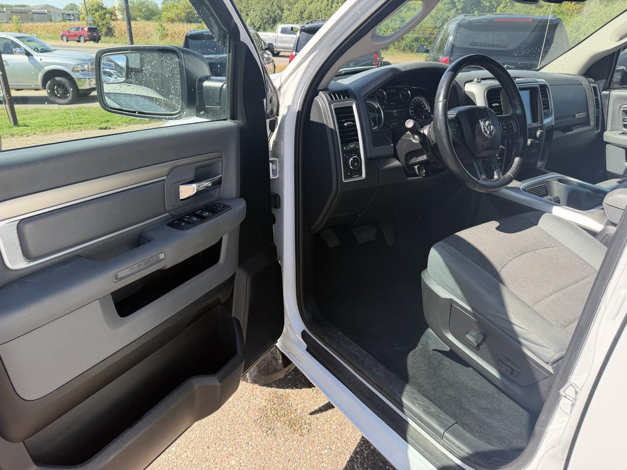RAM 1500 Big Horn Crew Cab 4WD 2016