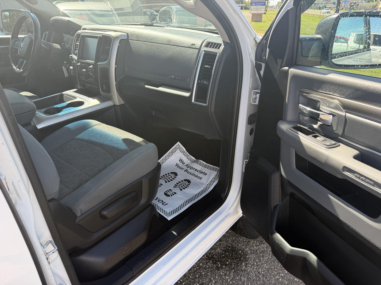 RAM 1500 Big Horn Crew Cab 4WD 2016