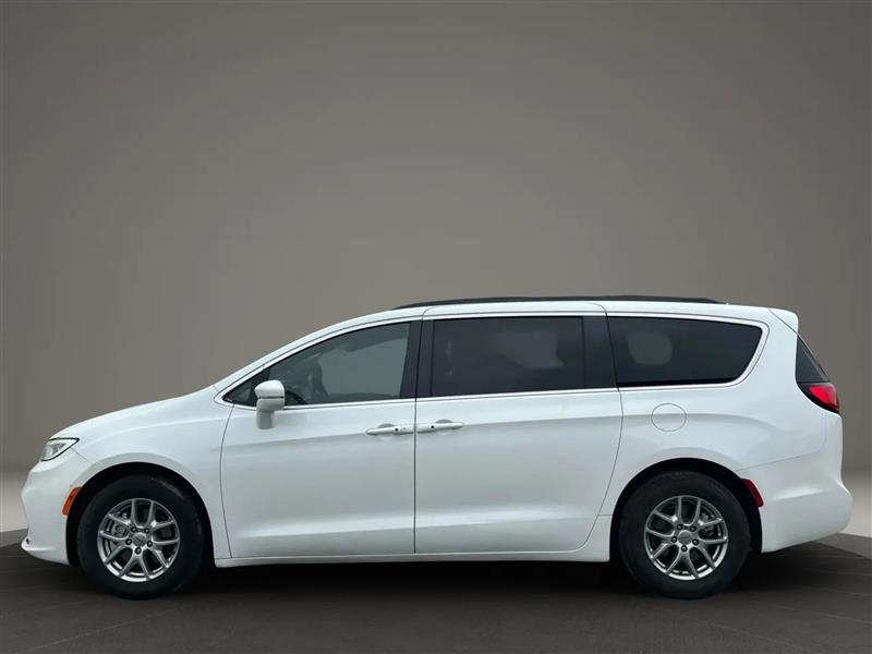 2022 Chrysler Pacifica Touring photo 2