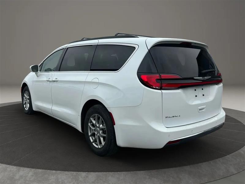 2022 Chrysler Pacifica Touring photo 3