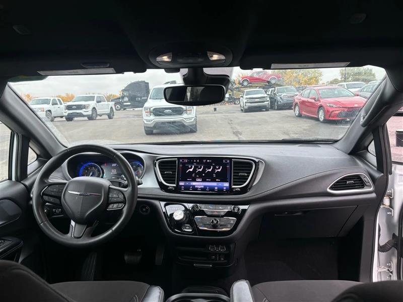 Chrysler Pacifica Touring 2022