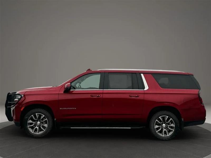 2022 Chevrolet Suburban LT photo 2