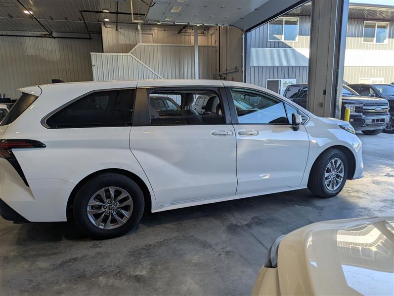 Toyota Sienna LE 8-Passenger AWD 2022