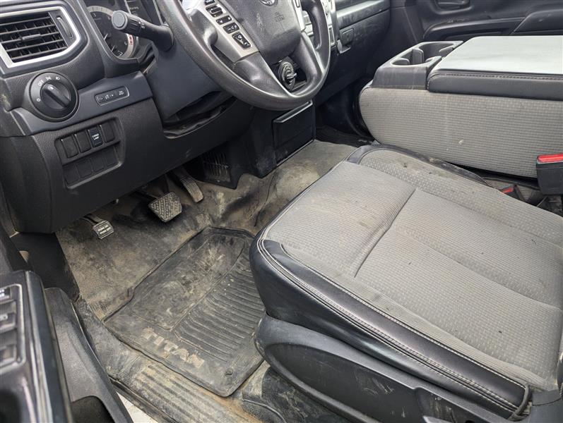2017 Nissan Titan photo 3
