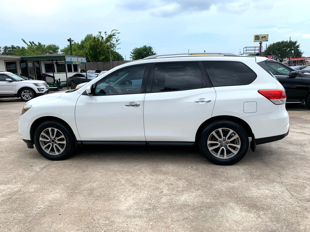 Nissan Pathfinder SL 2WD 2014 Nissan Pathfinder SL 2WD 2014