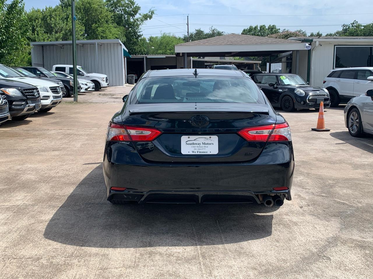 Toyota Camry SE 2020
