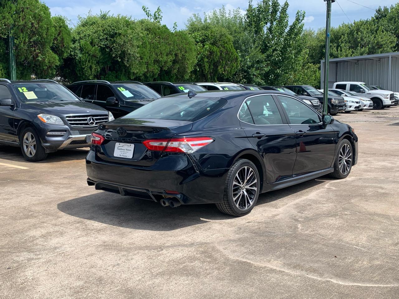 Toyota Camry SE 2020