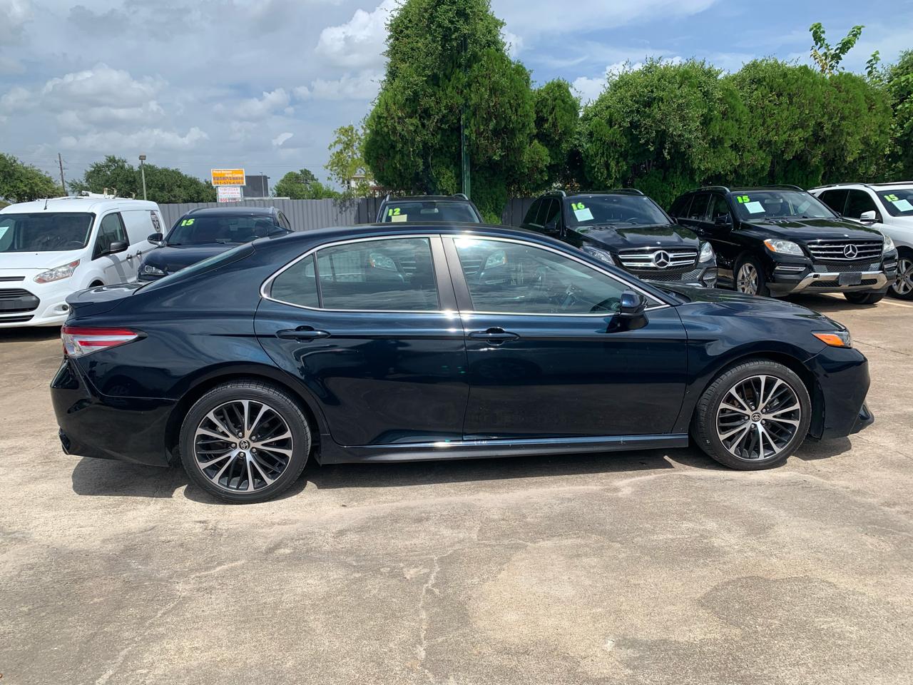 Toyota Camry SE 2020