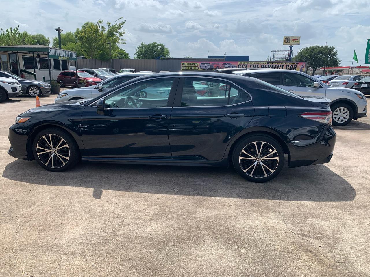 Toyota Camry SE 2020