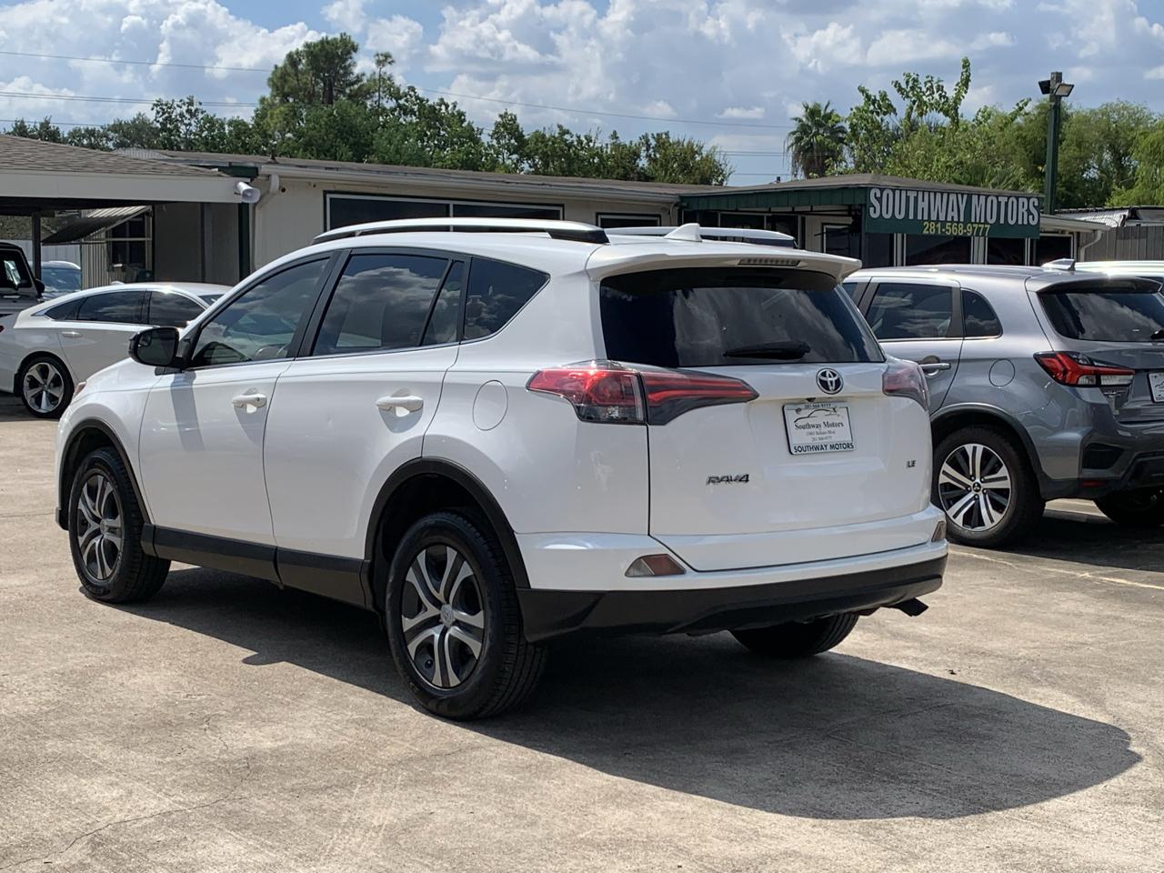 Toyota RAV4 LE FWD 2018